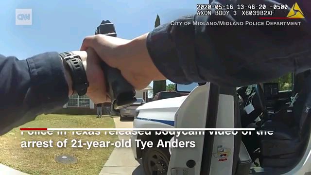 【英文字幕】奶奶走在警察枪前保护孙子